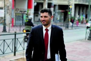 Φωνές και ψίθυροι στην «πολυκατοικία»