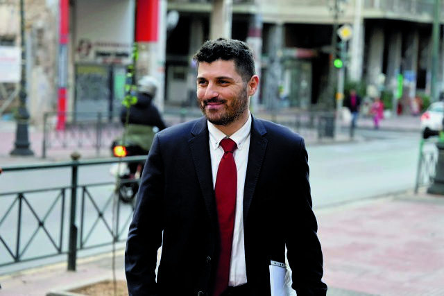 Φωνές και ψίθυροι στην «πολυκατοικία»