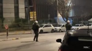 Θεσσαλονίκη: Πετροπόλεμος και χημικά έξω από το ΑΠΘ μετά την πορεία των φοιτητών