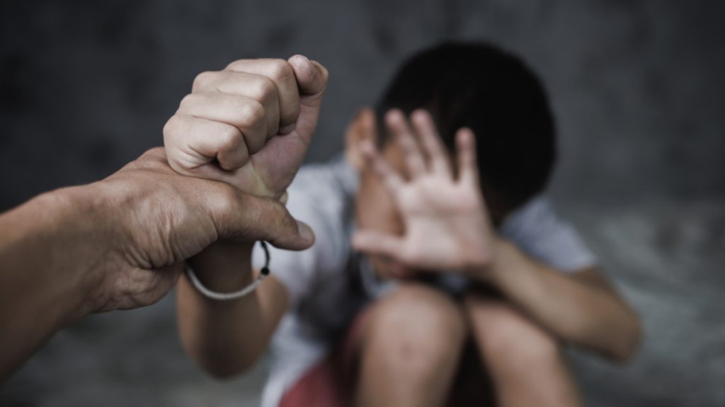 Σοκάρει νέα υπόθεση βιασμού με θύμα 13χρονο αγόρι με αυτισμό – Πώς τον παρέσυρε σπίτι του ο 42χρονος δράστης