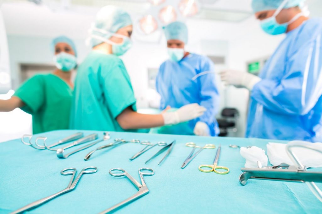 Επιμένει στο «νόμιμο» φακελάκι η κυβέρνηση – Εντός Μαρτίου ξεκινούν τα απογευματινά χειρουργεία
