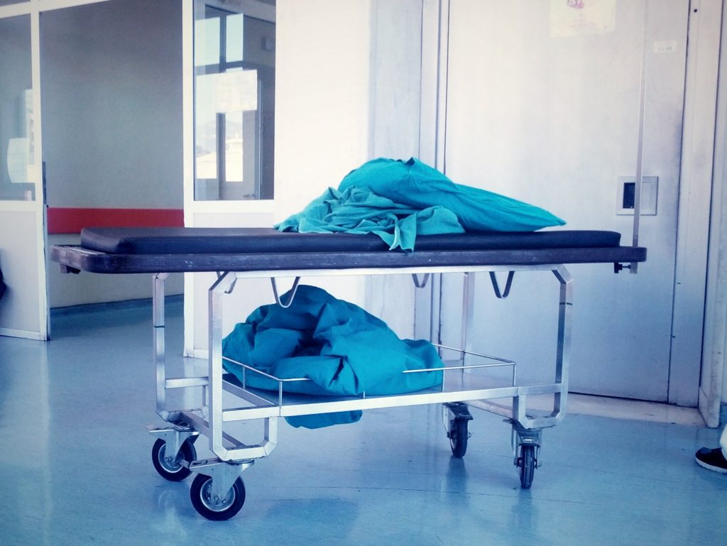 Κεραυνοί της αντιπολίτευσης για τα απογευματινά χειρουργεία – Ο τιμοκατάλογος για το νόμιμο κρατικό «φακελάκι»