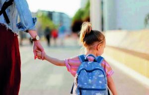 Νταντάδες της γειτονιάς: Κερδισμένοι και χαμένοι του νέου προγράμματος