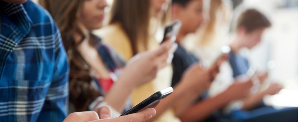 Εκτός σχολικών αιθουσών τα κινητά τηλέφωνα – Ποιες οι ποινές για τους παραβάτες