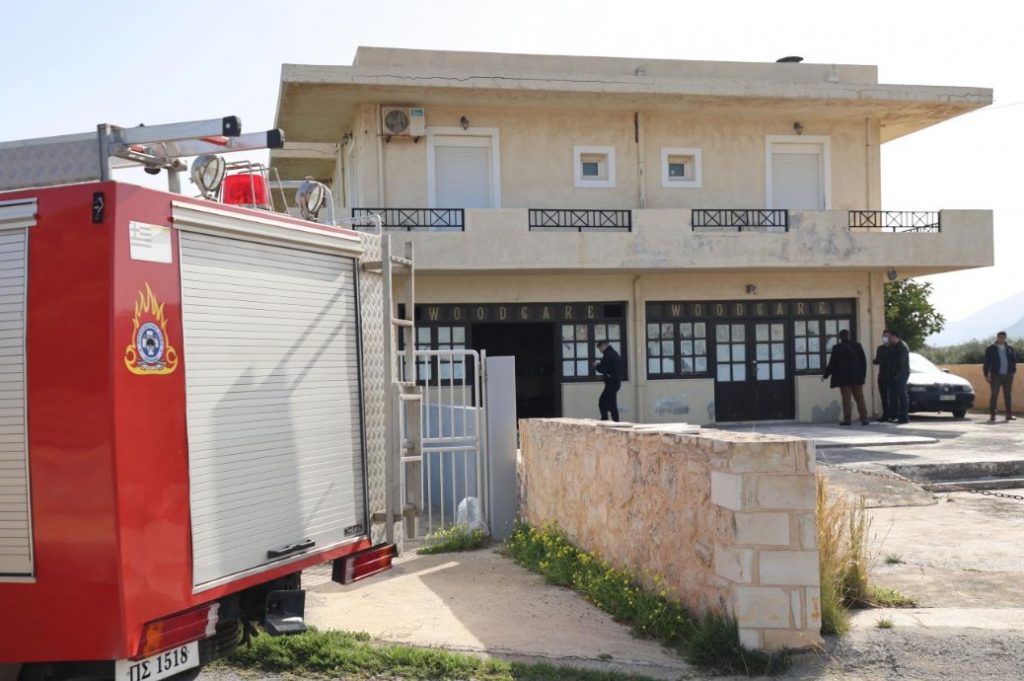 Ηράκλειο: Με τραύμα από όπλο στο κεφάλι η σορός του άντρα που ανασύρθηκε από φλεγόμενο σπίτι