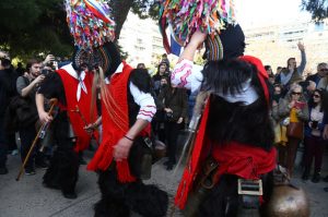 Θεσσαλονίκη: Ξεκίνησε η παρέλαση των κουδουνοφόρων – Δείτε εικόνες και βίντεο