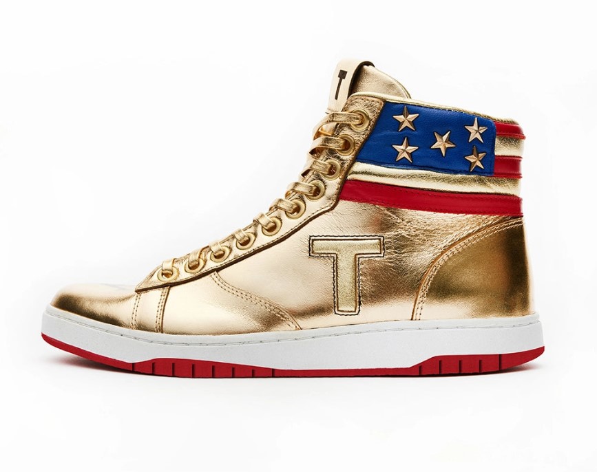 Ξεπούλησαν τα… κιτς παπούτσια του Ντόναλντ Τραμπ – Το αδιανόητο ποσό που κοστίζουν