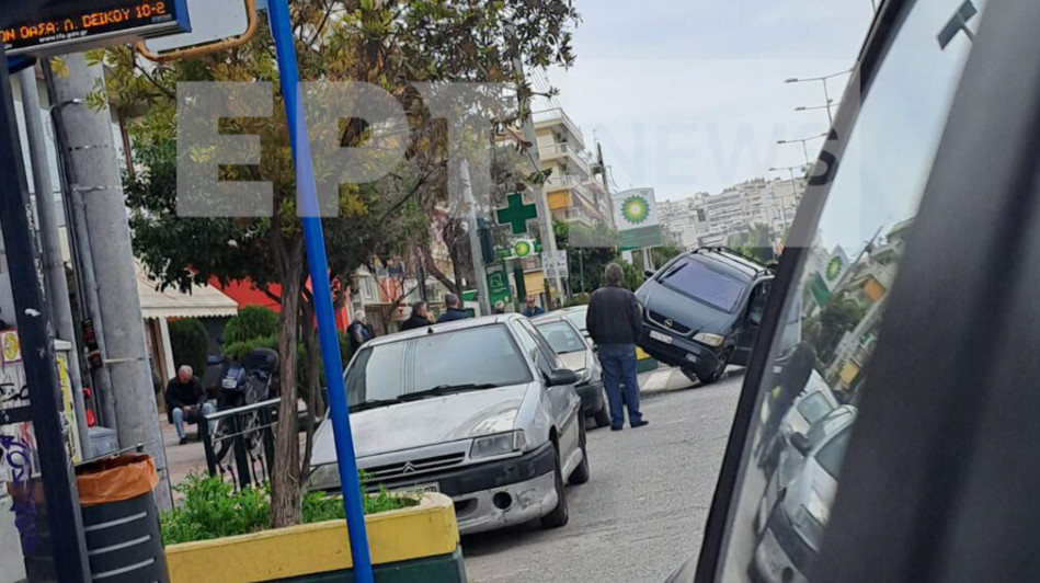 Τροχαίο στο Γαλάτσι – Διερχόμενο Ι.Χ κατέληξε επάνω σε σταθμευμένα οχήματα