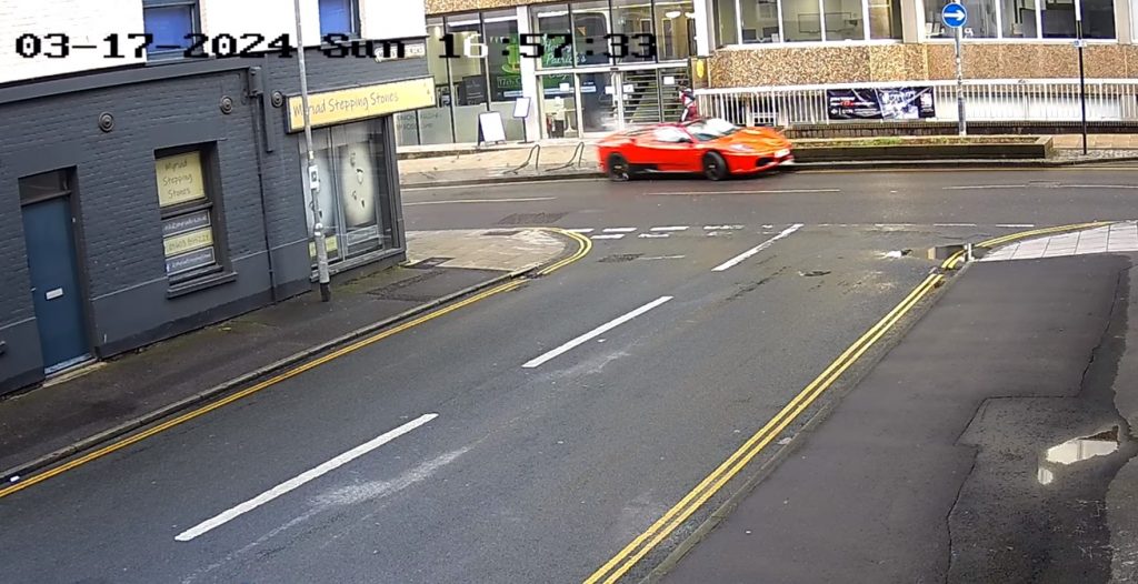 Αγγλία: Πρώην παίκτης ριάλιτι τα πήρε όλα σβάρνα με την Ferrari του – Δείτε βίντεο