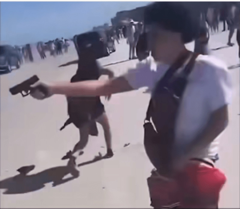 Σοκαριστικό βίντεο – Η στιγμή που 16χρονος βγάζει όπλο σε παραλία γεμάτη κόσμο