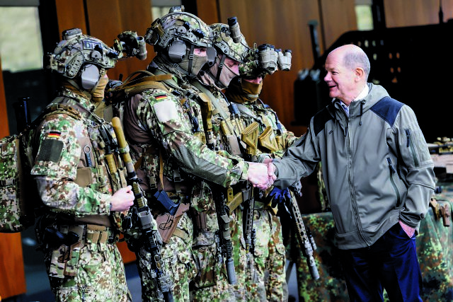 Γιατί οι Γερμανοί επικροτούν τη στάση του Ολαφ Σολτς