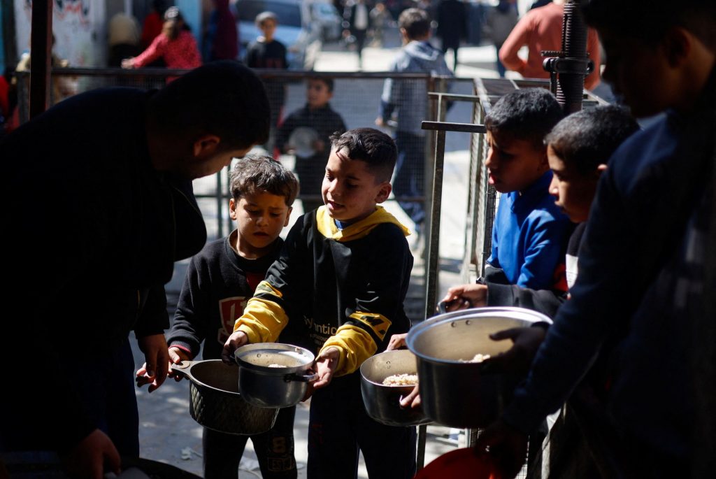 Γάζα: Αντιμέτωποι και με λιμό οι Παλαιστίνιοι – Η Βρετανία έριξε από τον αέρα 10 τόνους βοήθειας