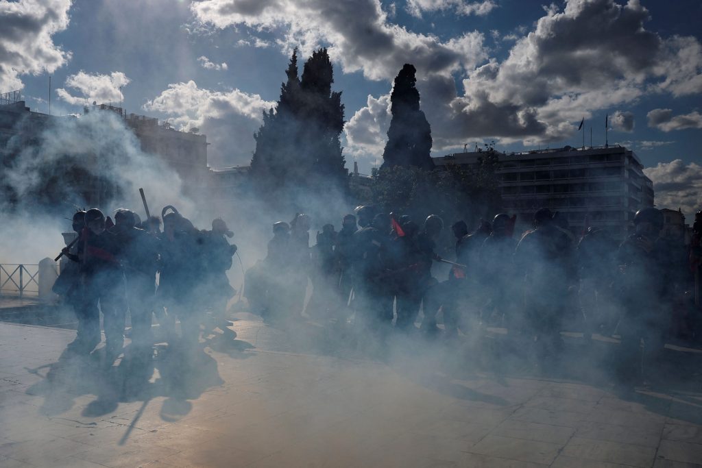 Σύνταγμα: Υπέρμετρη αστυνομική βία στο Σύνταγμα – Επεισόδια και τραυματίες