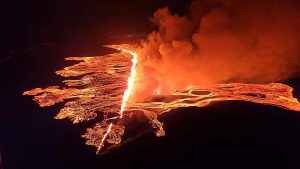 Ισλανδία: Στους πρόποδες του Γκρίνταβικ η ηφαιστειακή λάβα – Σε κατάσταση έκτακτης ανάγκης το νότιο τμήμα