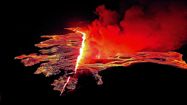 Βρυχάται ξανά το ηφαίστειο στη χερσόνησο Ρέικιανες