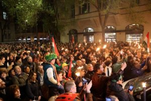 Ουγγαρία: Χιλιάδες στους δρόμους ζητούν την παραίτηση Ορμπαν για προσπάθεια συγκάλυψης σκανδάλου
