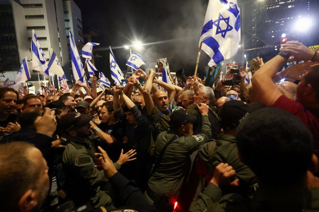 «Νετανιάχου παραιτήσου» – Χιλιάδες Ισραηλινοί ξεχύθηκαν στους δρόμους