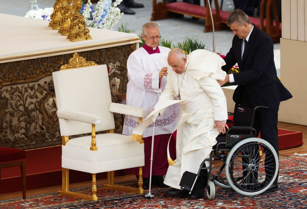 Βατικανό: Σε αναπηρικό αμαξίδιο ο Πάπας Φραγκίσκος για την Αναστάσιμη Λειτουργία