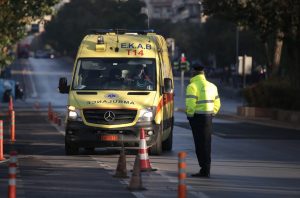 Θεσσαλονίκη: Βρέφος κατάπιε αυτοκόλλητο και κόλλησε στον λάρυγγά του – Εσπευσμένα στο νοσοκομείο