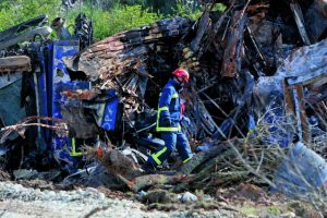 5 ερωτήματα και ευθύνες για το τσιμέντωμα στα Τέμπη