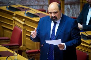 Πρόταση δυσπιστίας: Εφαρμόσαμε τα… πρωτόκολλα απαντά για το μπάζωμα στα Τέμπη ο Τριαντόπουλος