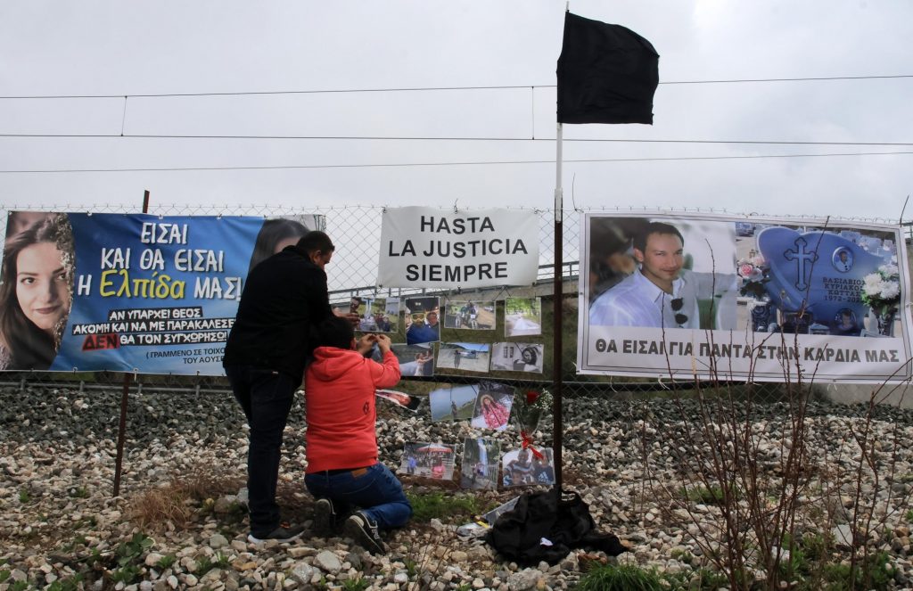 Καίνε τα αναπάντητα ερωτήματα για την τραγωδία των Τεμπών – Μπαλάκι οι ευθύνες για το μπάζωμα
