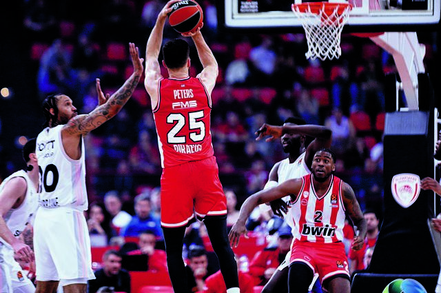 Νίκη στο τέλος, αγωνία για Πετρούσεφ