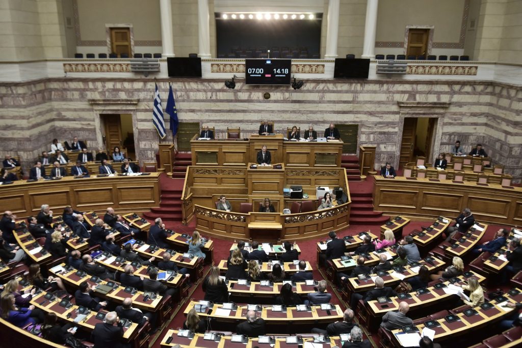 Τρίτη μέρα μάχης για την πρόταση δυσπιστίας στη Βουλή: Ώρα πολιτικών αρχηγών – Σε εξέλιξη η διαδικασία