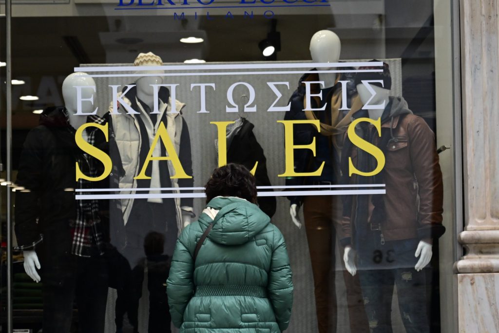 Δεν έχουν να ψωνίσουν ούτε στις εκπτώσεις – Η ακρίβεια τσακίζει τα νοικοκυριά