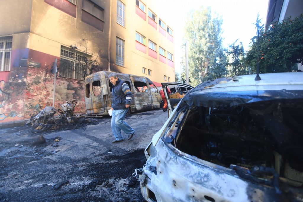 Ζωγράφου: Κρανίου τόπο θυμίζει η περιοχή που κάηκαν σχολικά, ΙΧ και μηχανές