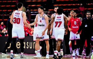 Κυνηγάει τα πλει οφ