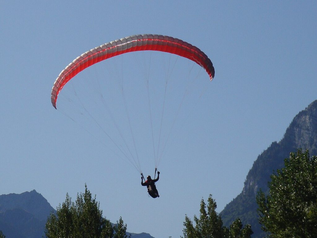 Ιωάννινα: Αλεξιπτωτιστής προσγειώθηκε σε δέντρο και… έμεινε κρεμασμένος σε ύψος 5 μέτρων