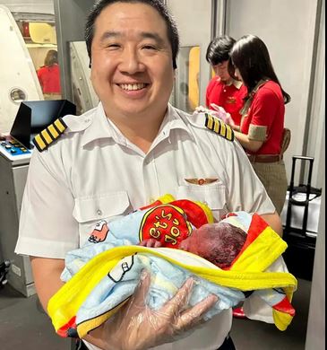 Ταϊλάνδη: Πιλότος εν πτήσει βοήθησε μια επιβάτιδα να γεννήσει