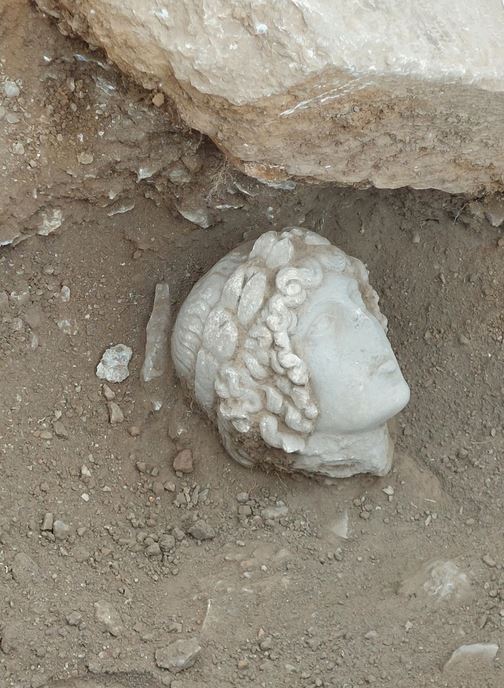 Φοιτητές του ΑΠΘ ανακάλυψαν κεφαλή αγάλματος του Απόλλωνα στην ανασκαφή των Φιλίππων - ΕΛΛΑΔΑ
