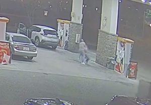 ΗΠΑ: Σοκαριστικό βίντεο – Άνδρας σέρνει σε όχημα γυναίκα ενώ παλεύει να ξεφύγει