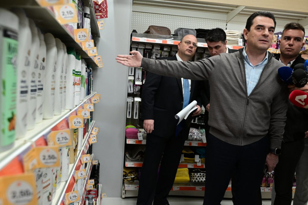 Ακρίβεια: Στα ύψη οι τιμές βασικών αγαθών: Τα νοικοκυριά γονατίζουν και η κυβέρνηση… θριαμβολογεί για τα «μέτρα Σκρέκα»