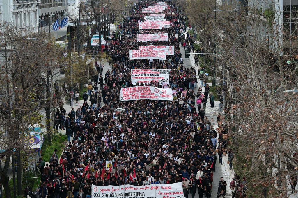 Μια πλατεία χωρίς κόμματα – Οταν η δυσαρέσκεια ζητεί διέξοδο