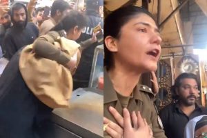 Γυναίκα αστυνομικός σώζει γυναίκα από οργισμένο πλήθος στο Πακιστάν – Ζητούσαν τον αποκεφαλισμό της λόγω βλασφημίας