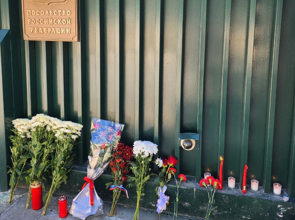 Σφαγή στη Μόσχα: Μηνύματα, κεριά και λουλούδια αφήνουν πολίτες στη Ρωσική Πρεσβεία