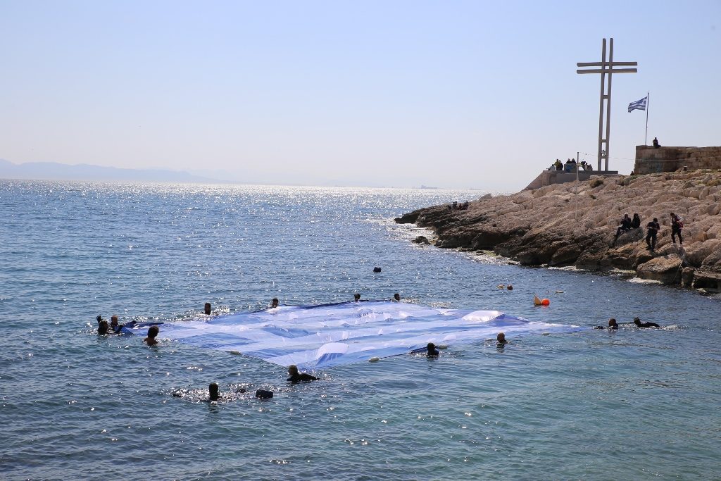 Η Ελληνική σημαία στη θάλασσα του Πειραιά για την Εθνική Επέτειο της 25ης Μαρτίου 1821