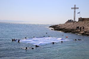 Η Ελληνική σημαία στη θάλασσα του Πειραιά για την Εθνική Επέτειο της 25ης Μαρτίου 1821