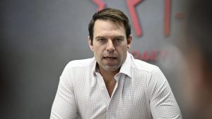 Κασσελάκης για Καραμανλή: «Δεν έφταιγεν ο ίδιος, τόσος ήτανε» – Γίγαντες στη συγκάλυψη, νάνοι στη συναίσθηση