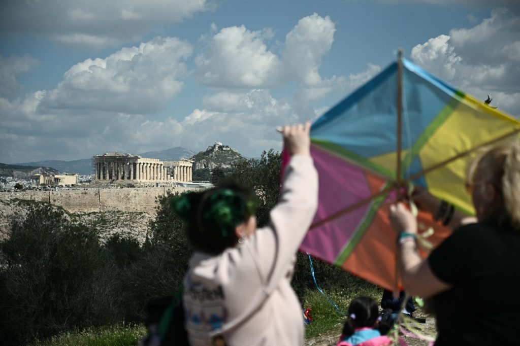 Καθαρά Δευτέρα: Οι Αθηναίοι γιορτάζουν τα Κούλουμα – Με χαρταετούς γέμισε ο αττικός ουρανός