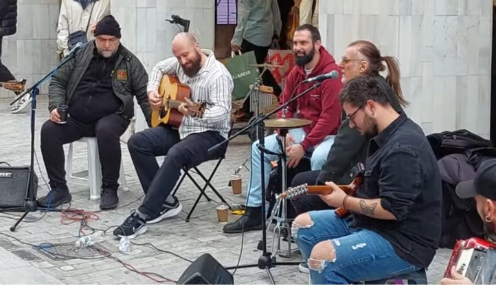 Φίλιππος Πλιάτσικας και Μπάμπης Στόκας τραγουδούν με πλανόδιους μουσικούς στην Ερμού