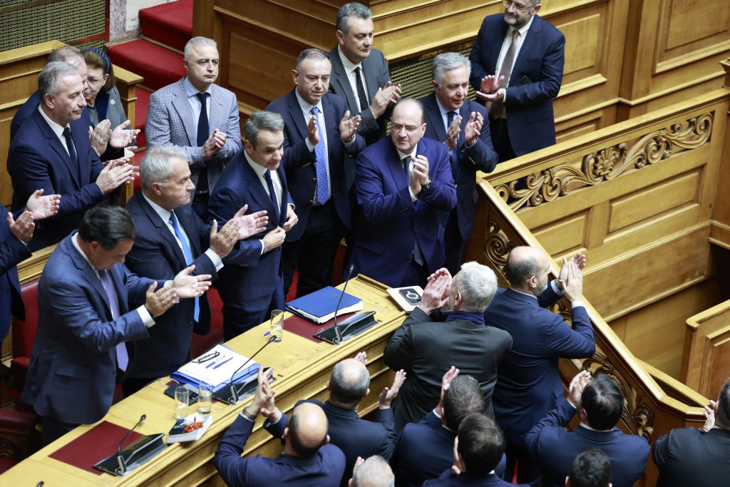 Εκρηκτικό τριήμερο στη Βουλή – Πύρρειος νίκη για την κυβέρνηση