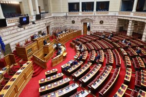 Βουλή: Πυρ ομαδόν για την απουσία Μητσοτάκη από τη συζήτηση για το πόρισμα της Εξεταστικής για τα Τέμπη