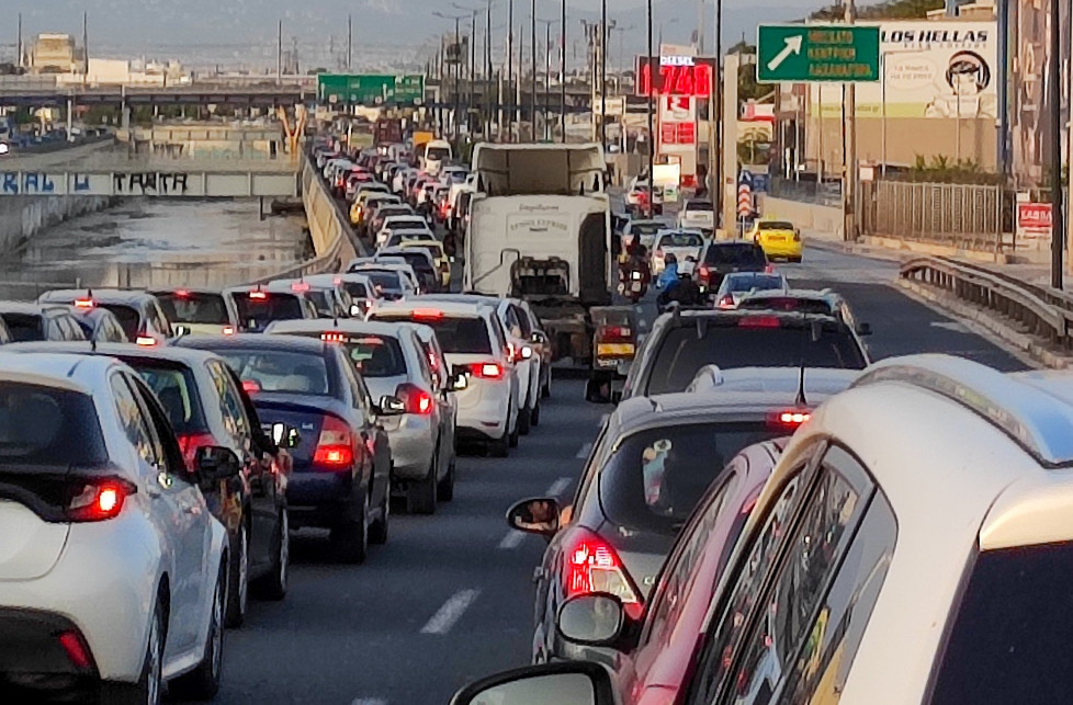 Κίνηση στους δρόμους: Χάος στον Κηφισό μετά από καραμπόλα – Κυκλοφοριακό κομφούζιο και στην Αττική Οδό