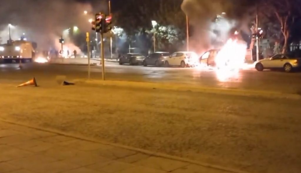 Επεισόδια στην Πανεπιστημιούπολη – Πέταξαν μολότοφ, ζημιές σε αυτοκίνητα