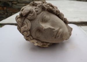 Εντυπωσιακές εικόνες: Φοιτητές του ΑΠΘ ανακάλυψαν κεφαλή αγάλματος του Απόλλωνα στην ανασκαφή των Φιλίππων