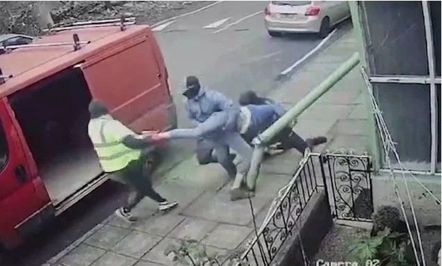 Τρομακτική στιγμή: Κάμερα καταγράφει την προσπάθεια αρπαγής ενός άνδρα από το δρόμο 